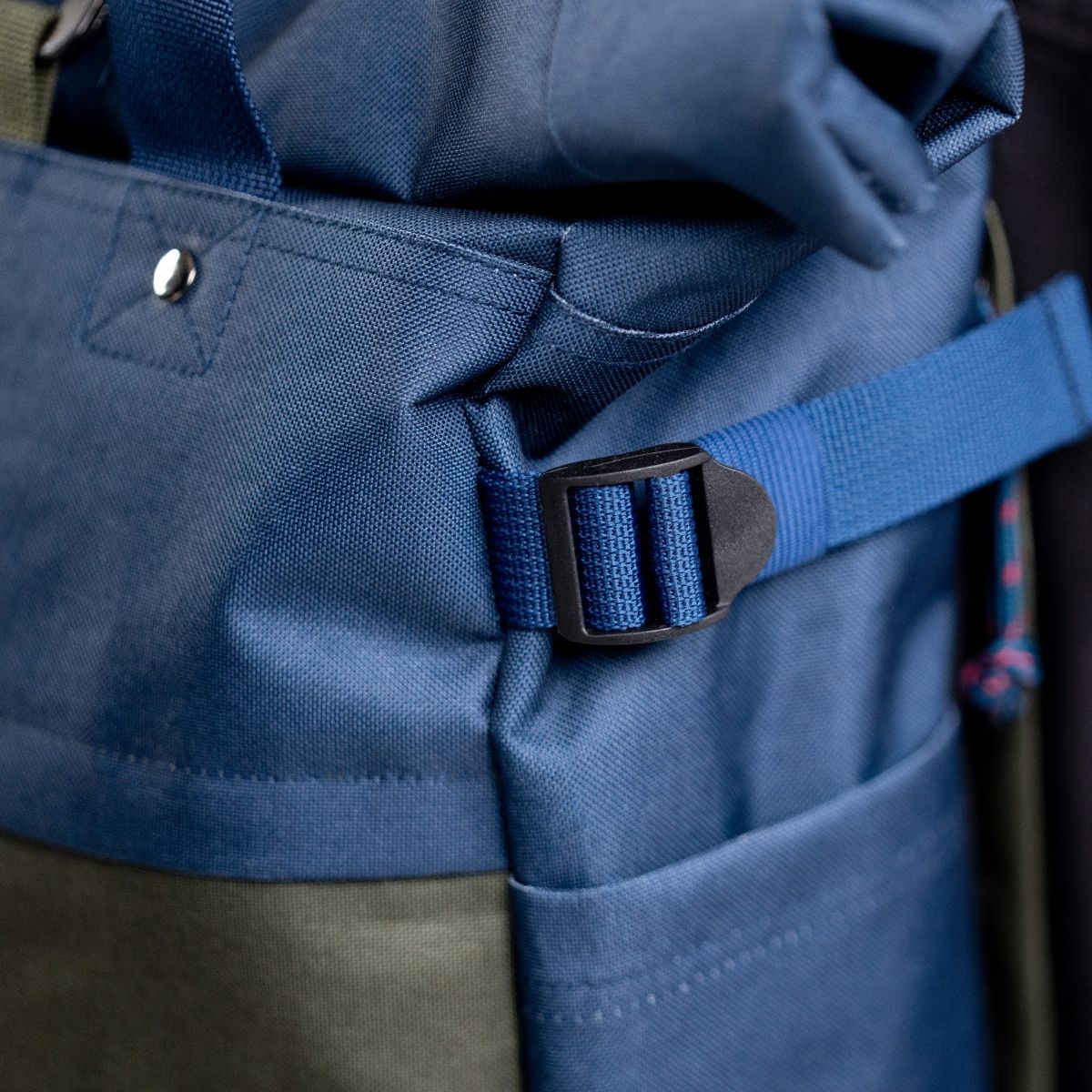 Rolltop Rucksack Marineblau und Khaki